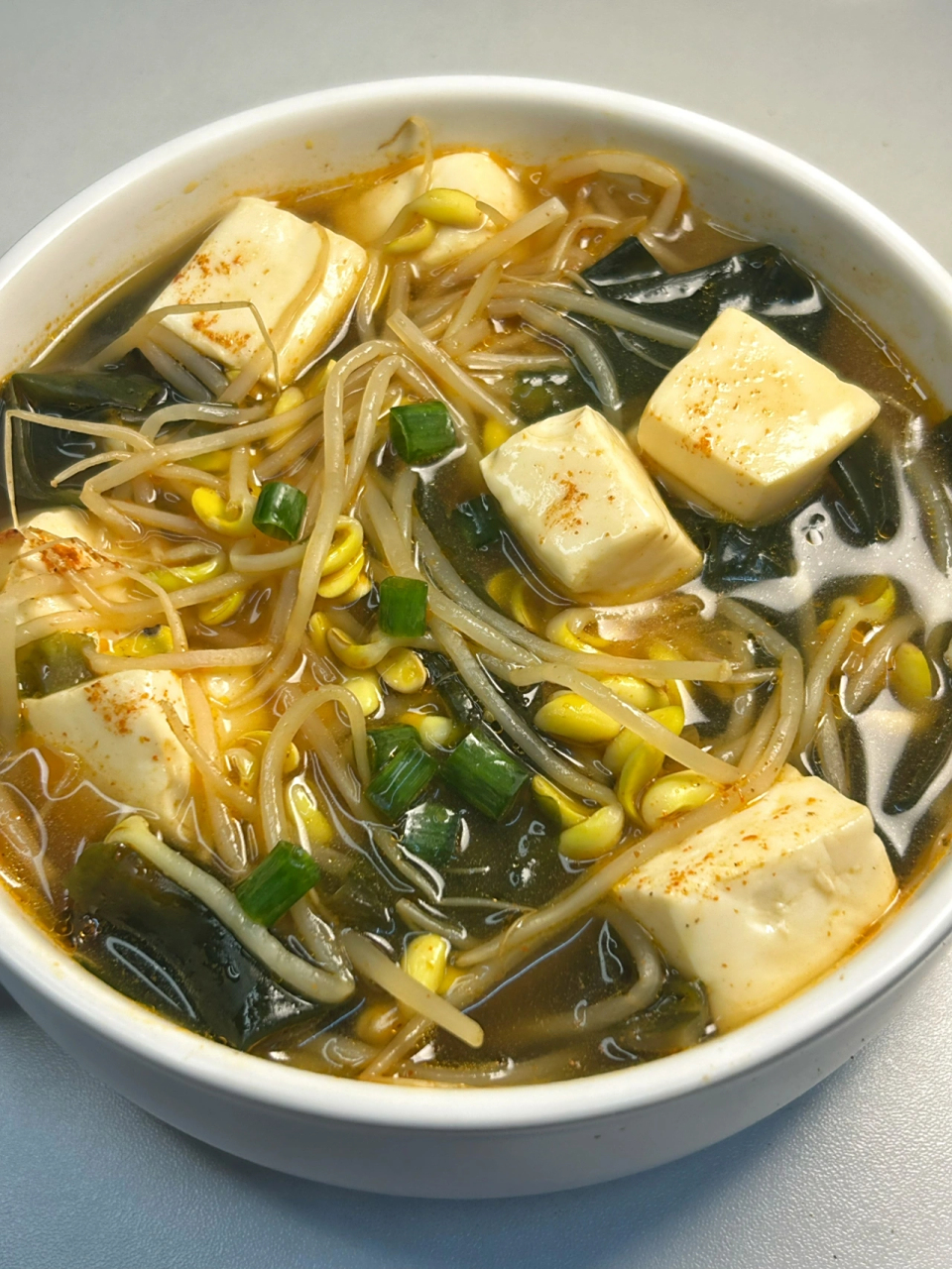 今日分享减脂餐:裙带菜豆腐豆芽汤 韩式辣汤的感觉!