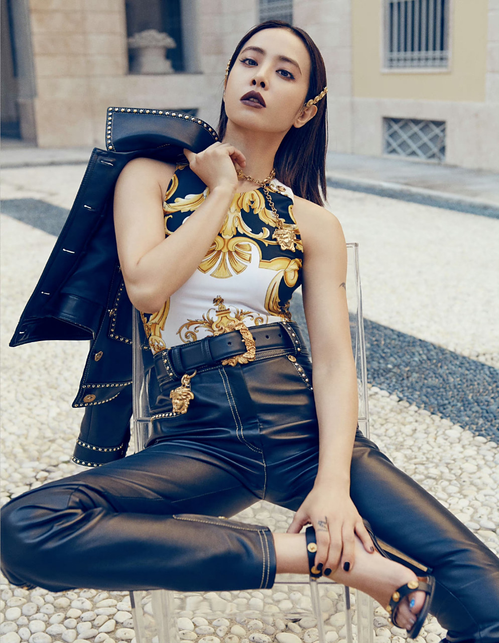 2017年红秀杂志十二月刊,蔡依林亮相封面,演绎多套versace 2018春夏