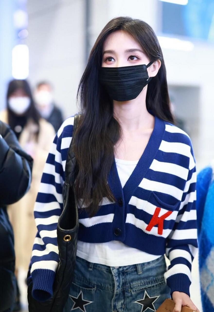 李一桐机场街拍,身穿条纹开衫搭配牛仔阔腿裤,圣罗兰手袋休闲时尚 您