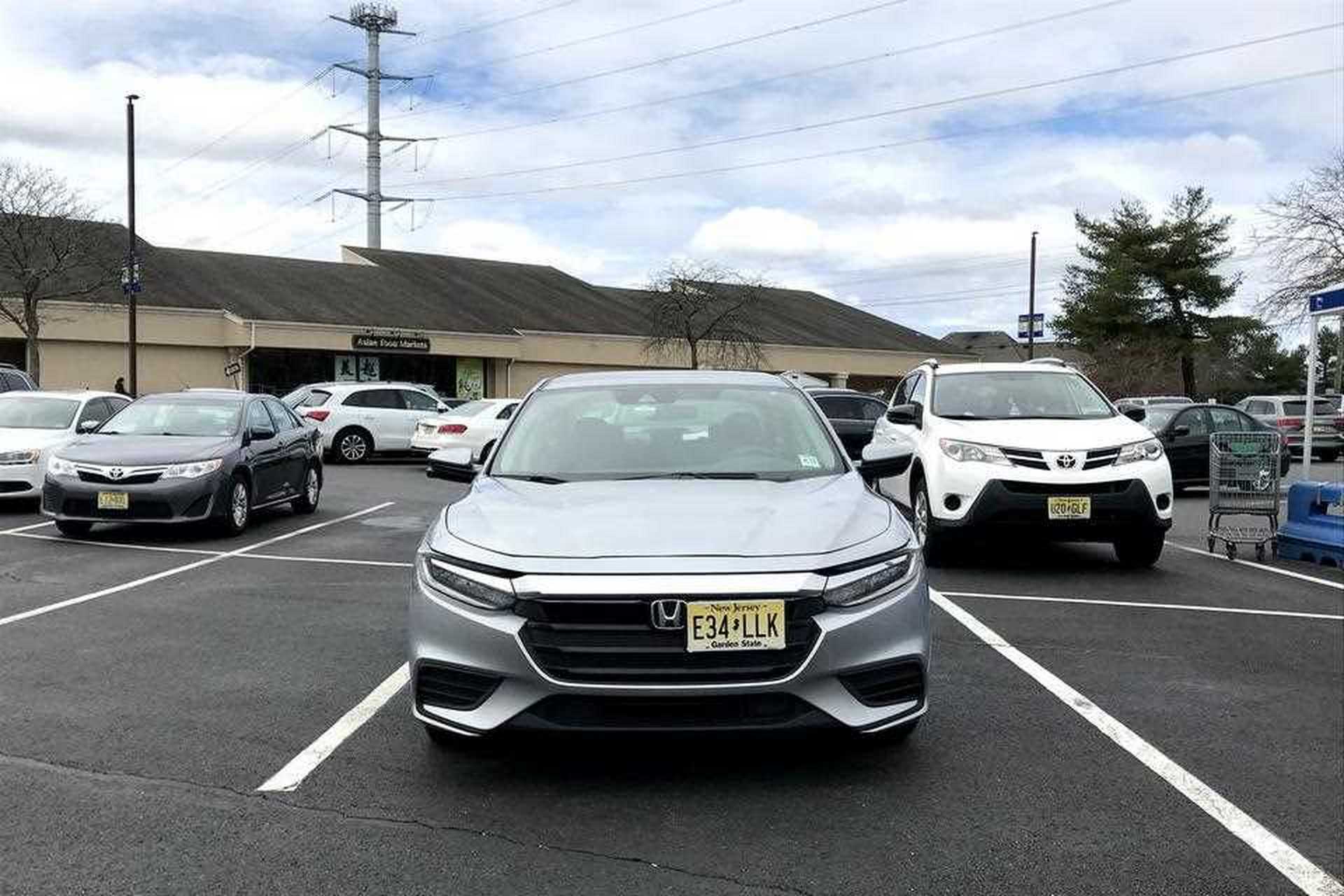 又在停车场看见一台本田insight,标配全led大灯,搭1.