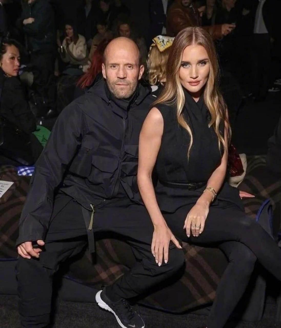 55岁的杰森·斯坦森(jasonstatham)和35岁的未婚妻rosiehuntington