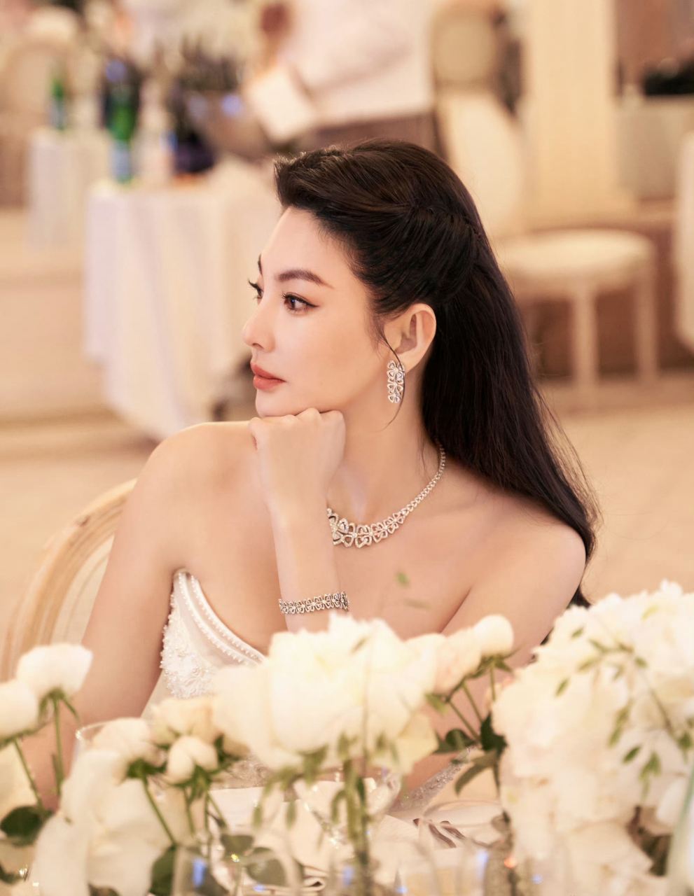 张雨绮戛纳晚宴造型,我觉得比昨天那套要好看,气场很强大,真的适合