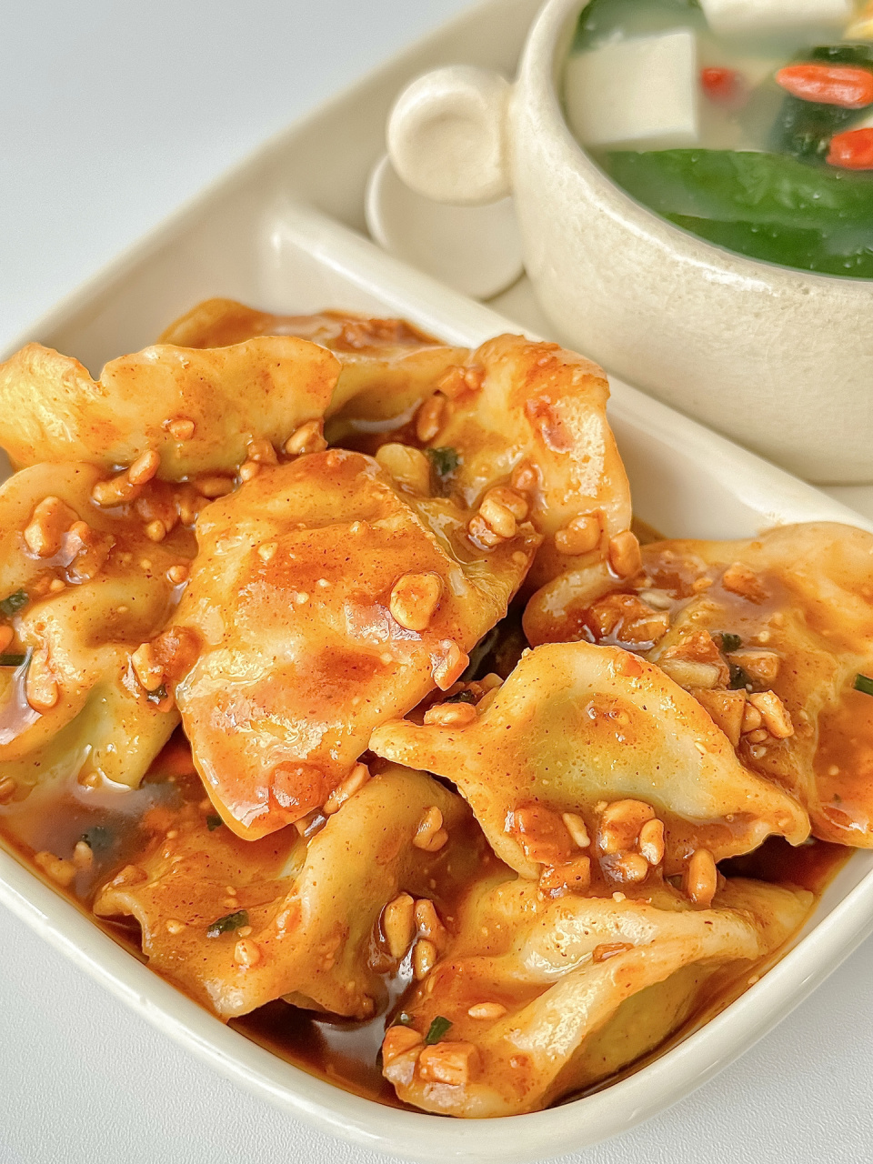 中式早餐酸辣花生酱拌饺子裙带菜豆腐汤 酸辣花生酱拌饺子食材:饺子蒜