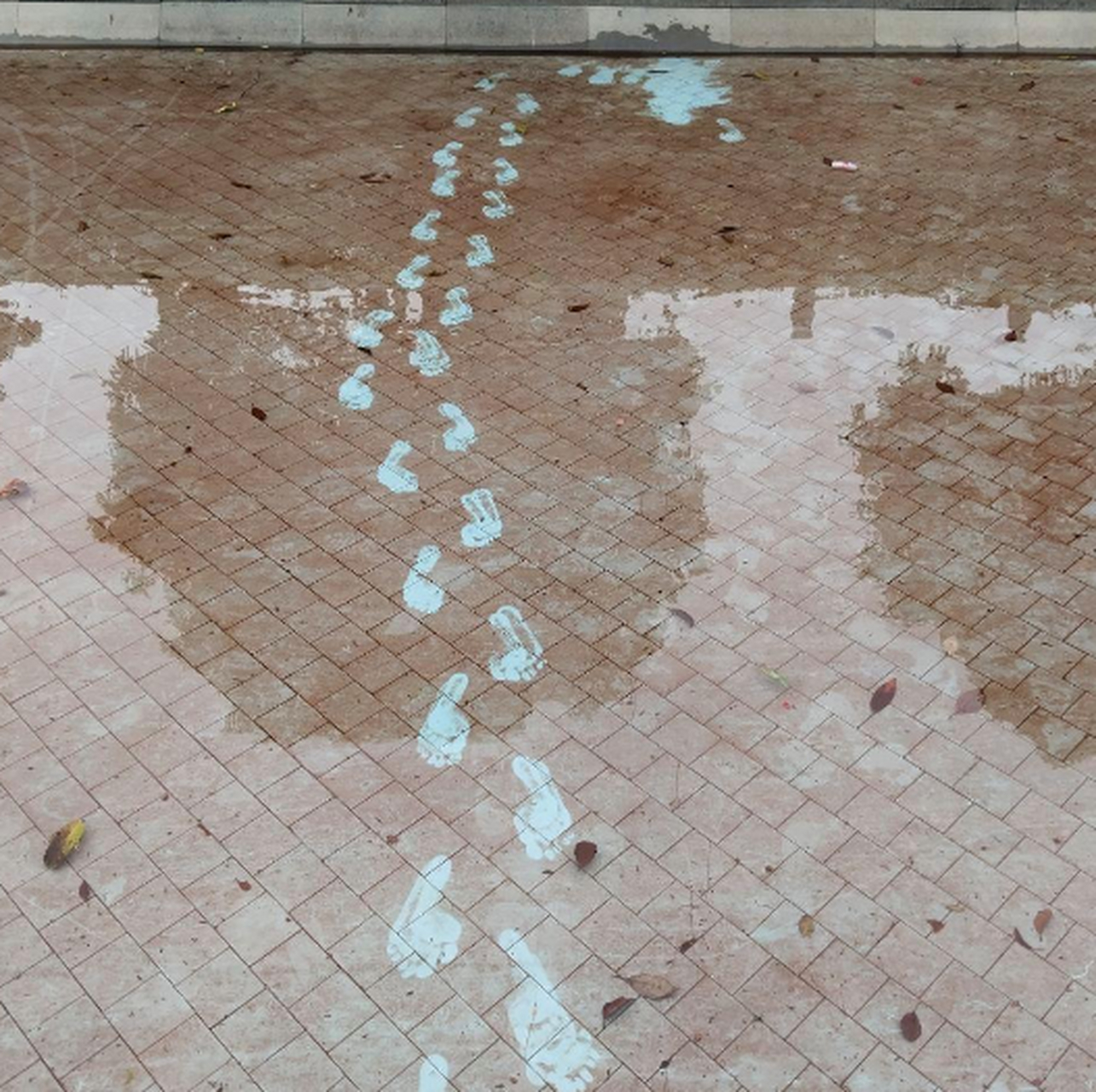 掉色的鞋子,留下一地的脚印