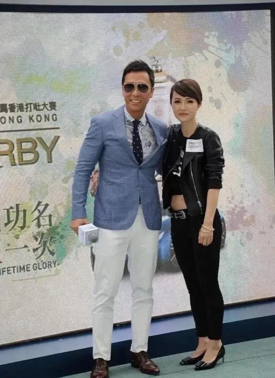 领动计划# 香港著名国际巨星甄子丹和48岁妹妹甄子菁的合照,两人车妹