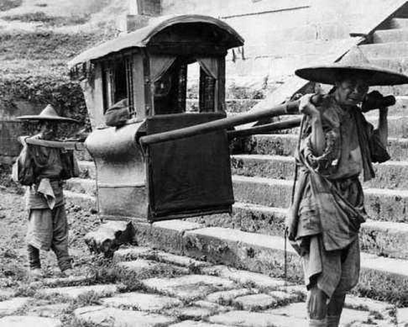 1927年,监利县县长袁祥麟乘轿验收大坝,走着走着,轿夫的脚陷进土里拔