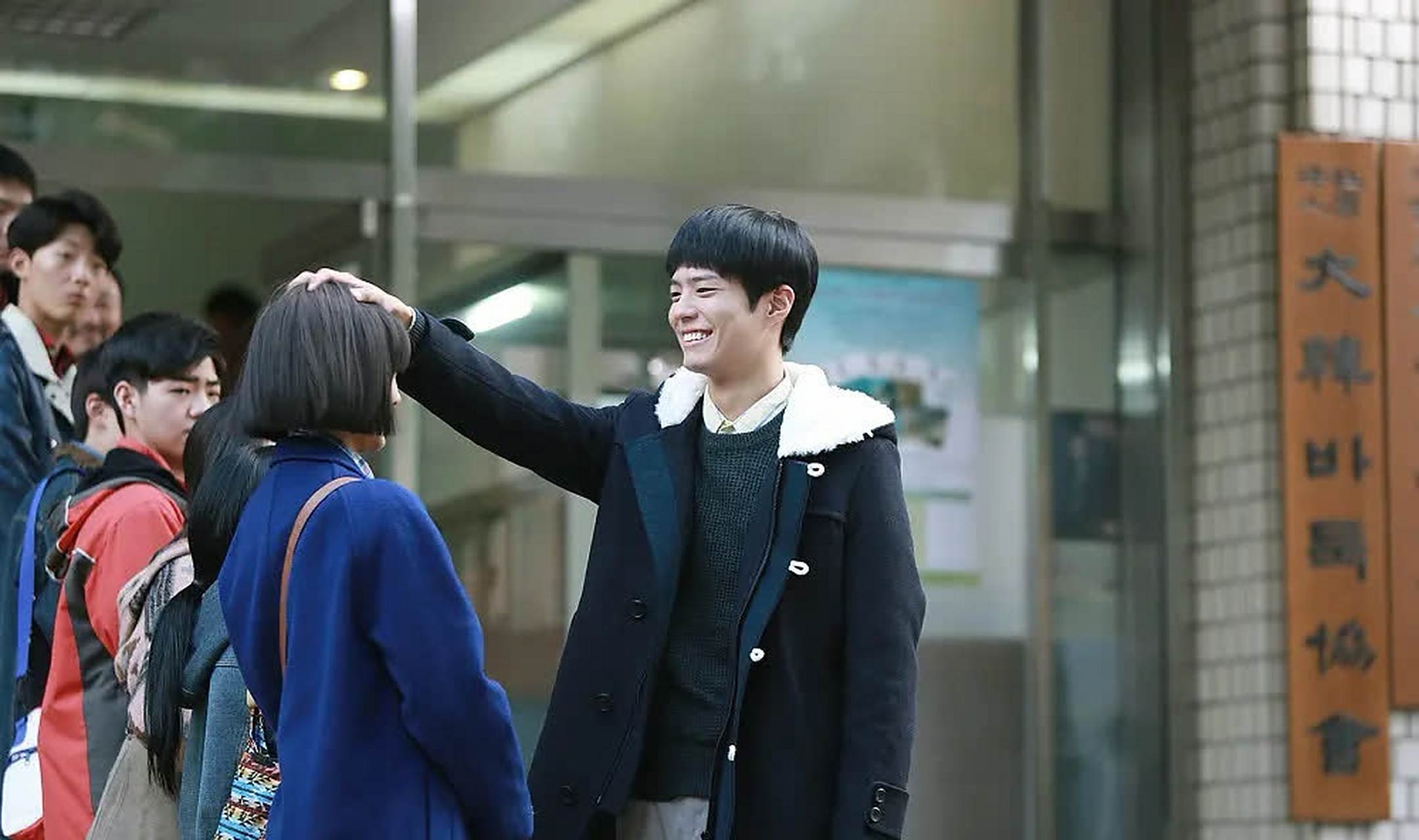 10月19日,李惠利在社交网站上晒出与朴宝剑的合影,并写道"与巨星司