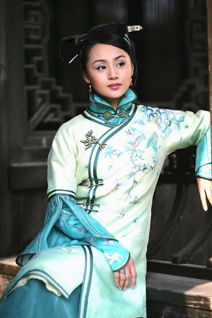 1885年,病危的胡雪岩对九姨太说:我死后,会来一个戴铁帽子神秘人,你到