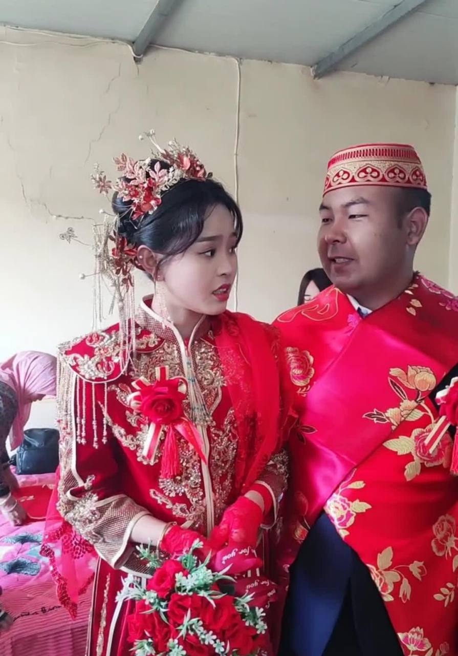 汉族姑娘嫁入少数民族,新娘看上去脾气好,新郎的英俊容貌却被帽子盖过