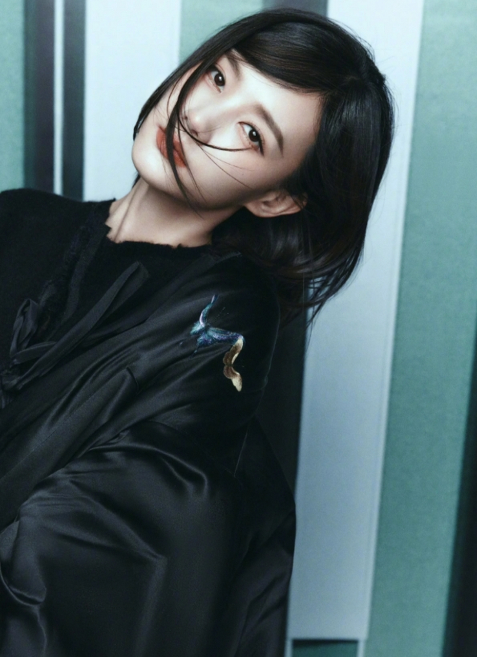 李一桐最新杂志拍摄曝光,她身着jnby 23苏绣系列新品,将传统美学兔览