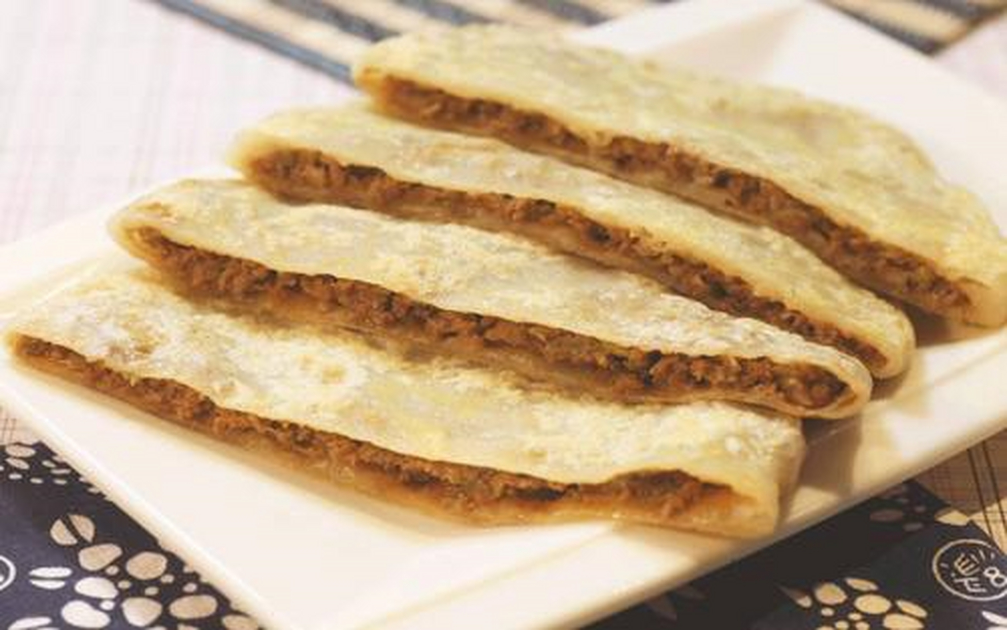 蒙古馅饼和面时使用温水和面,最重要的是面稀皮薄,发酵时间长,这样烙