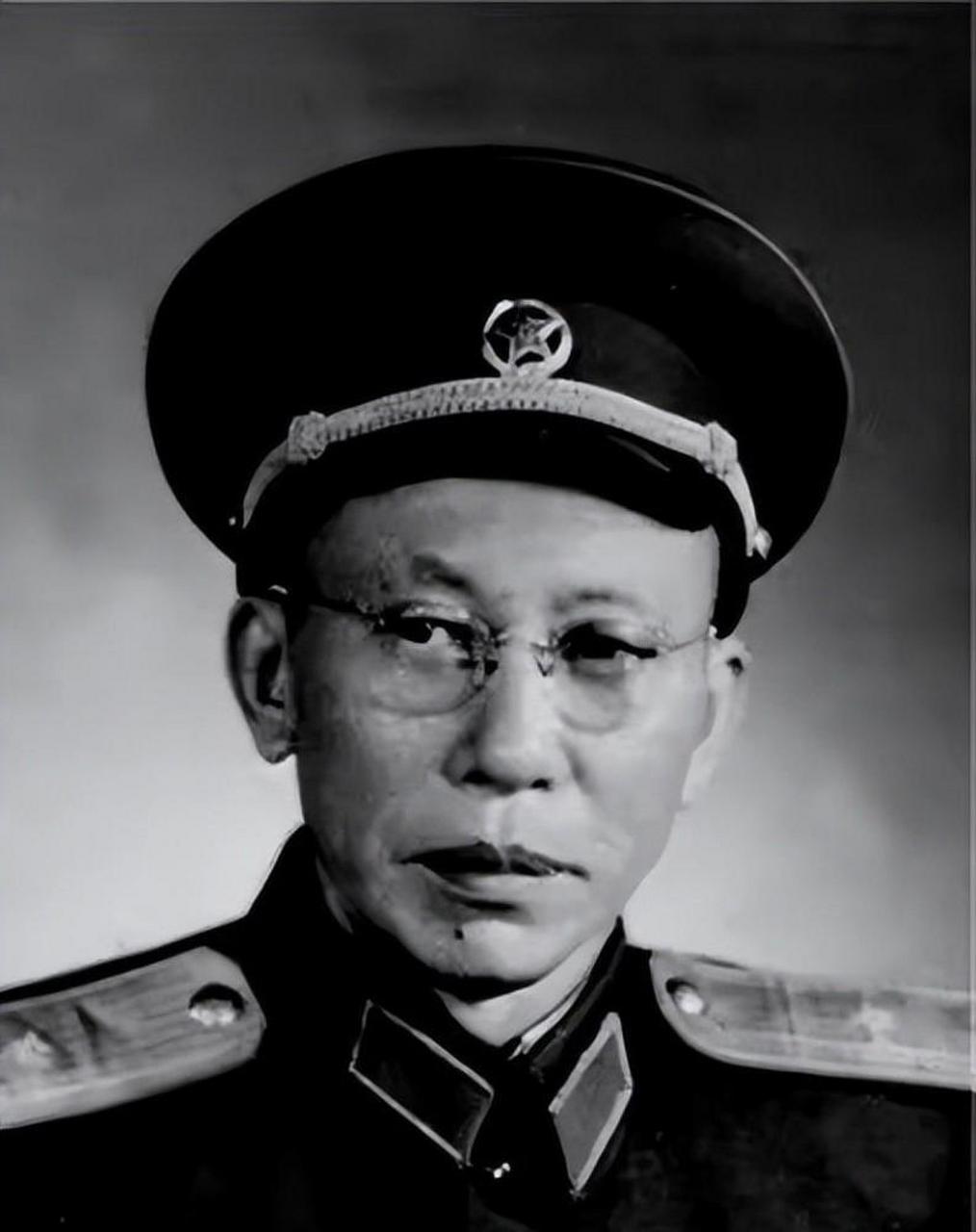 抗战中,周希汉无意中举起望远镜向前观察,发现山梁上有无数黑点挪动