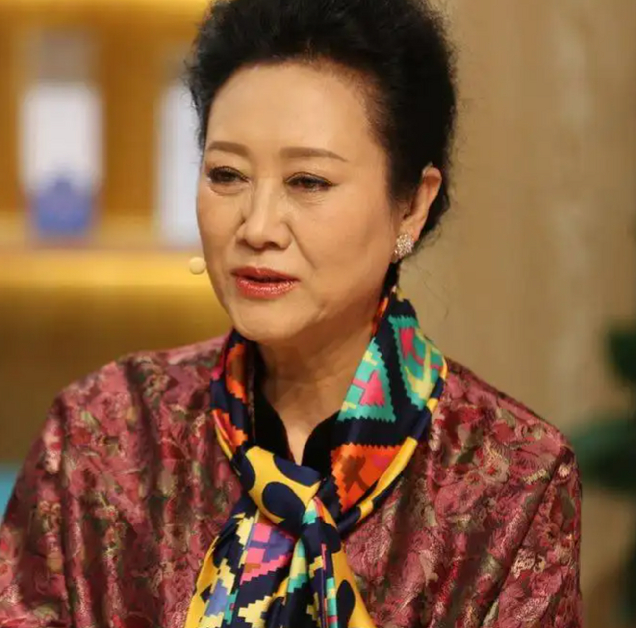 王丽云,年轻时的模样和车晓很像,也是一枚大美人,老公是同样演员的