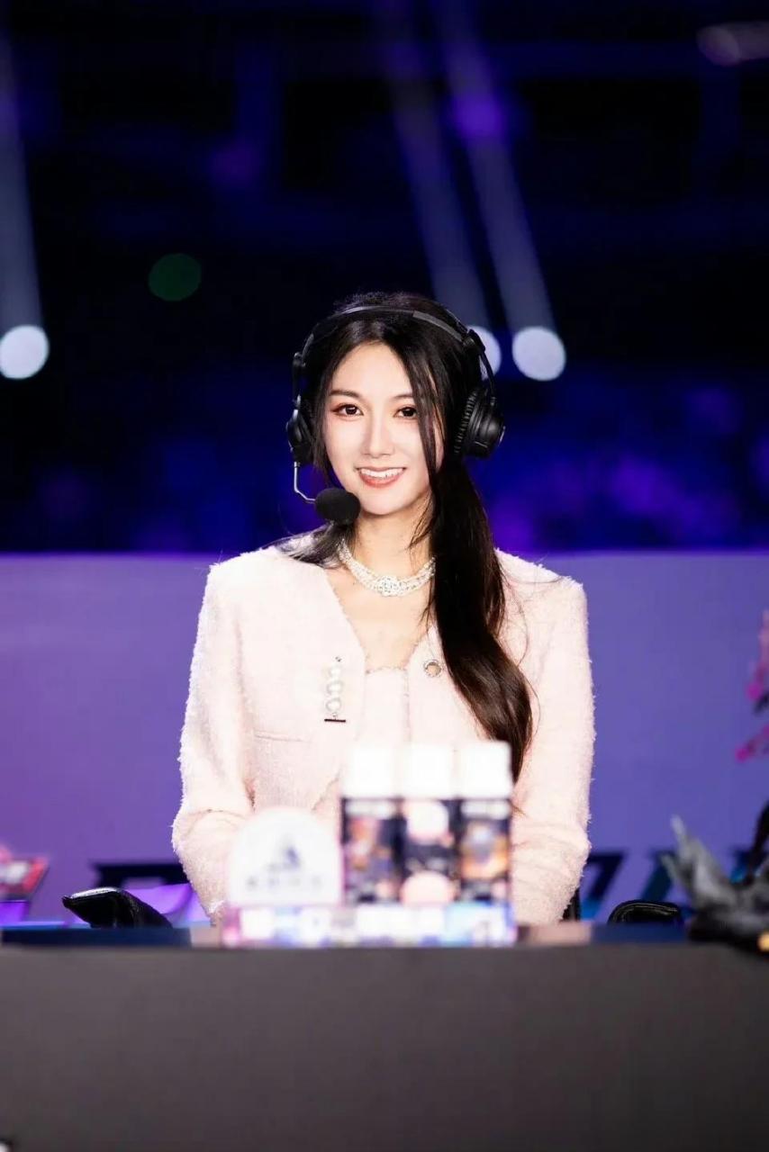 小苍算是元老级的lol解说了,当年最早搭上了视频解说和开淘宝店的福利