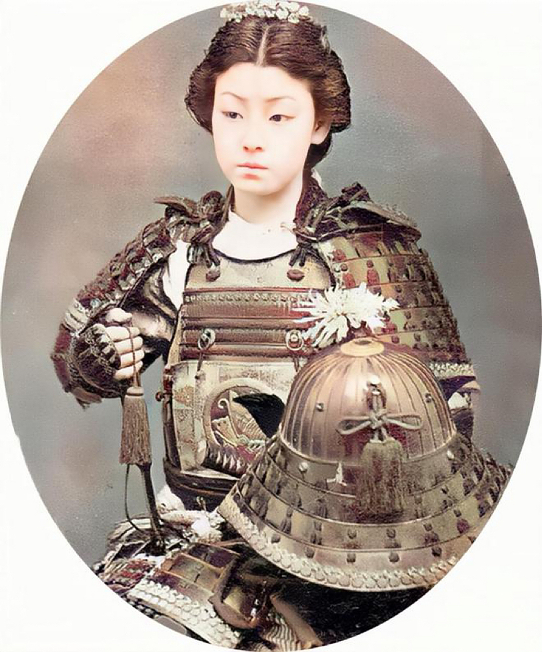 1878年,日本女武士千叶真的照片,镜头中她面容严肃,身着全套武士服