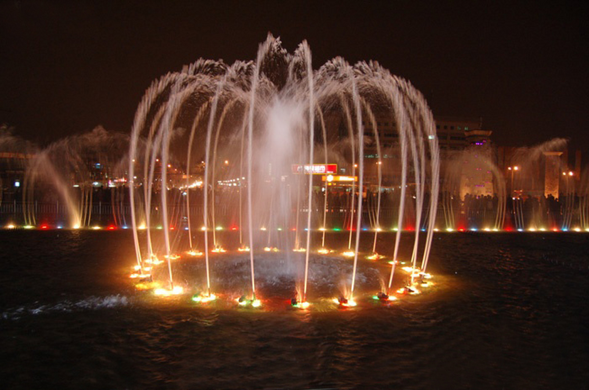 人工喷泉具有以下几个优点:      美化环境:人工喷泉水流不断,形成了