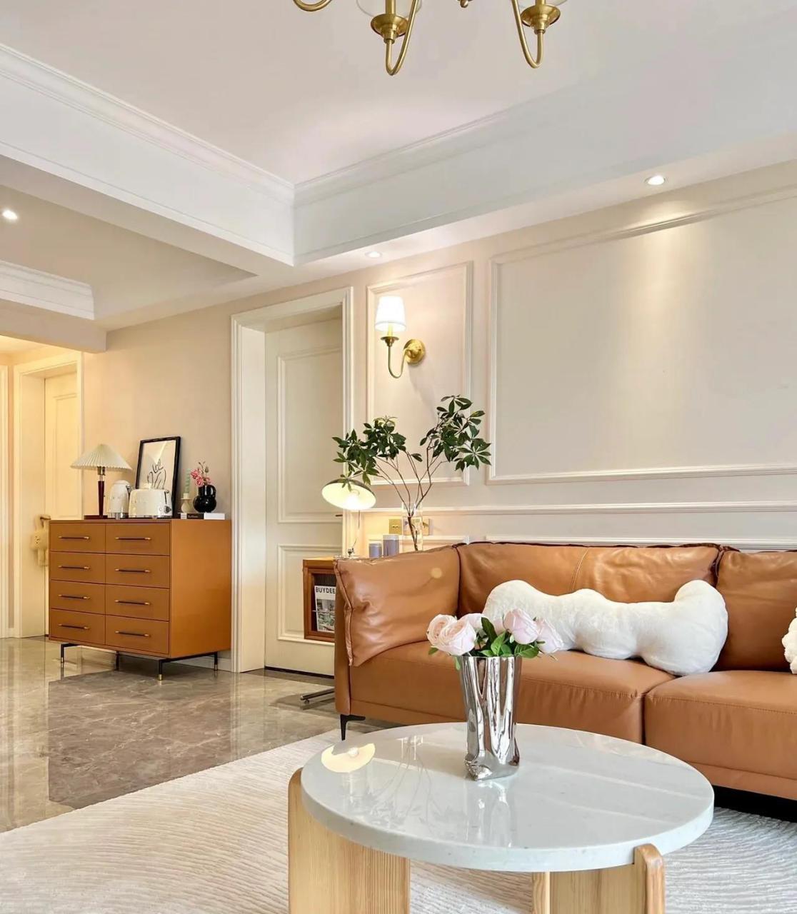 进门口买了一组实木的鞋柜,客厅餐厅走廊石膏板吊顶,加了筒灯.