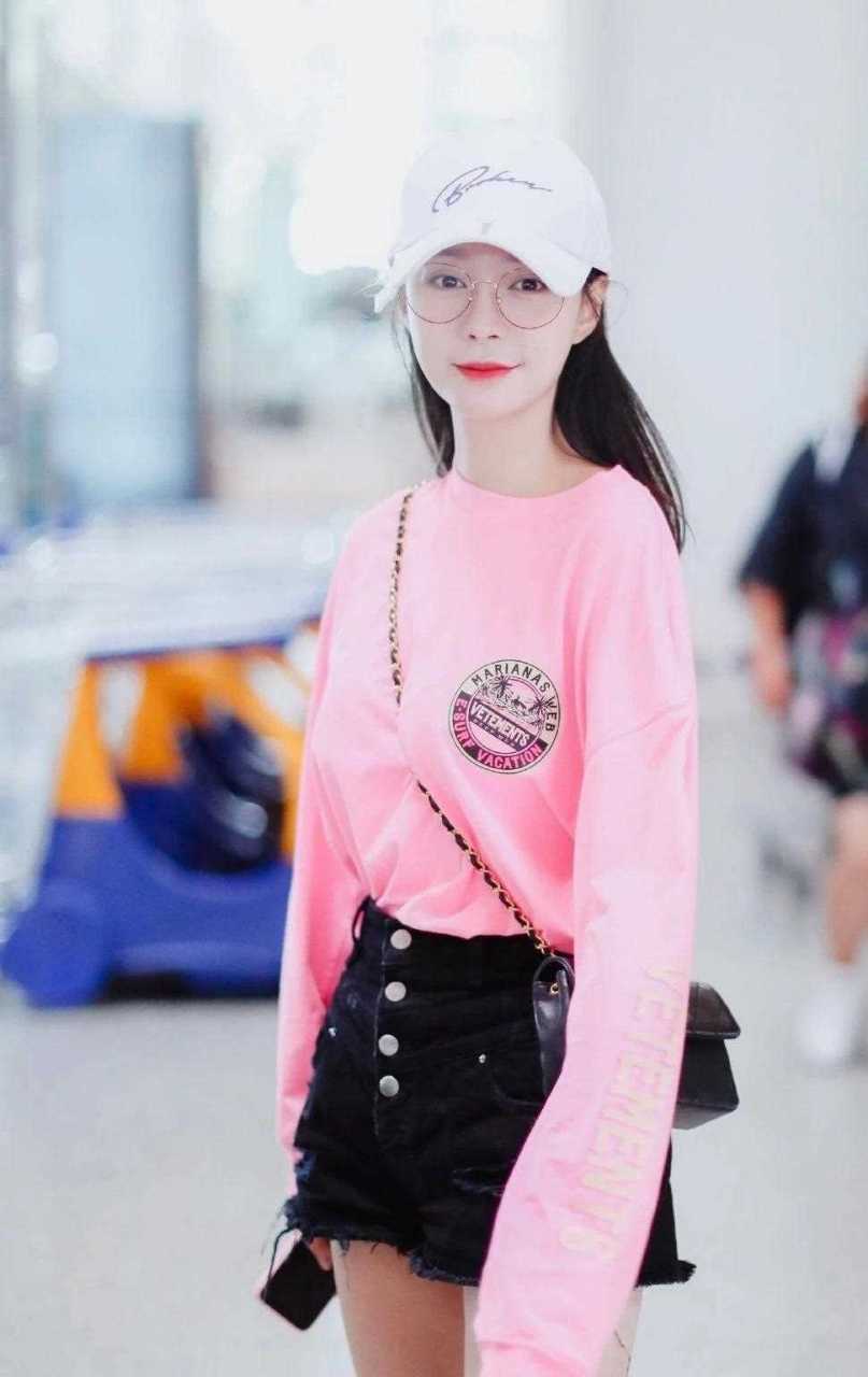 沈梦辰 粉色长袖衫搭配黑色排扣短裤,很休闲青春的穿搭,大长腿显露无