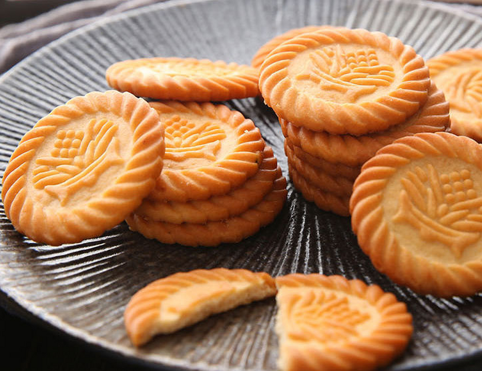 一说起"儿时零食",很多70,80后都会想起"上海万年青饼干",虽然无糖