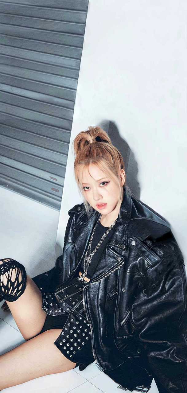 朴彩英rose回归新歌单人预告海报,黑皮衣皮靴高马尾,妥妥的机车少女既