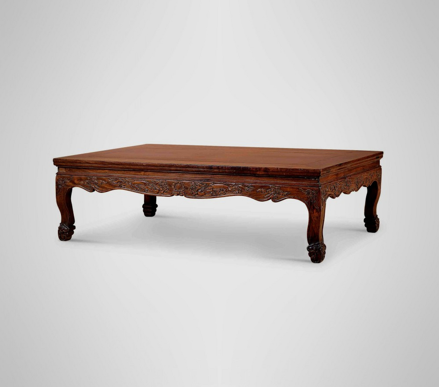 清代家具装饰华丽,制作手法汇集了雕刻,镶嵌,髹漆,彩绘,堆漆,剔犀等多