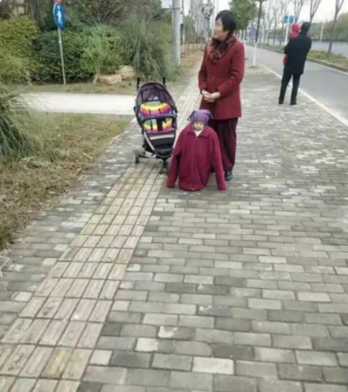 有一种冷叫奶奶觉得你冷!孩子的无奈!