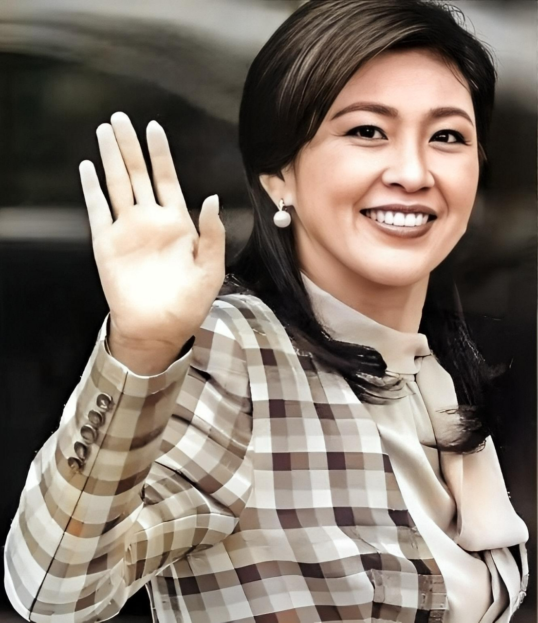 2012年,世界顶级美女,泰国总理英拉访华时在中国仪仗队门前留下了一