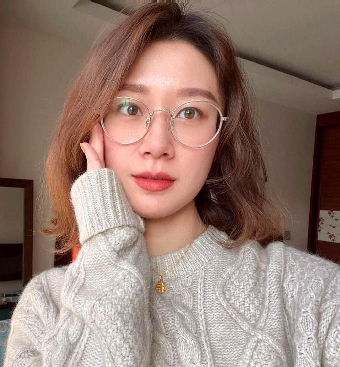 我对戴眼镜女孩的痴迷无法改变,已经持续了十多年.