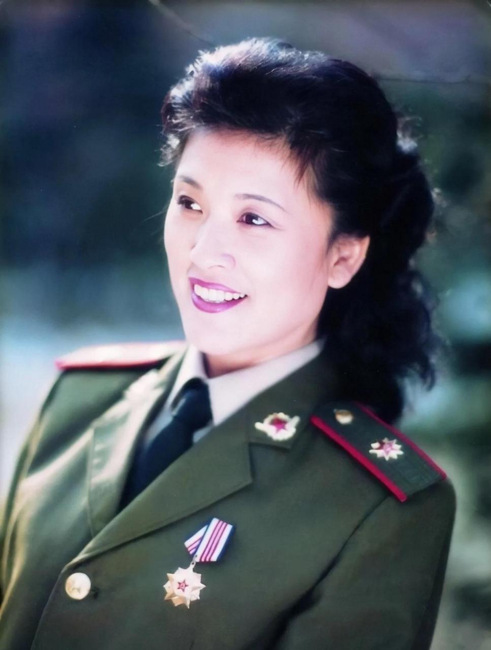 gif创作人# 宋春丽从少女时期到现在的一组军装照,13岁时的宋春丽戴