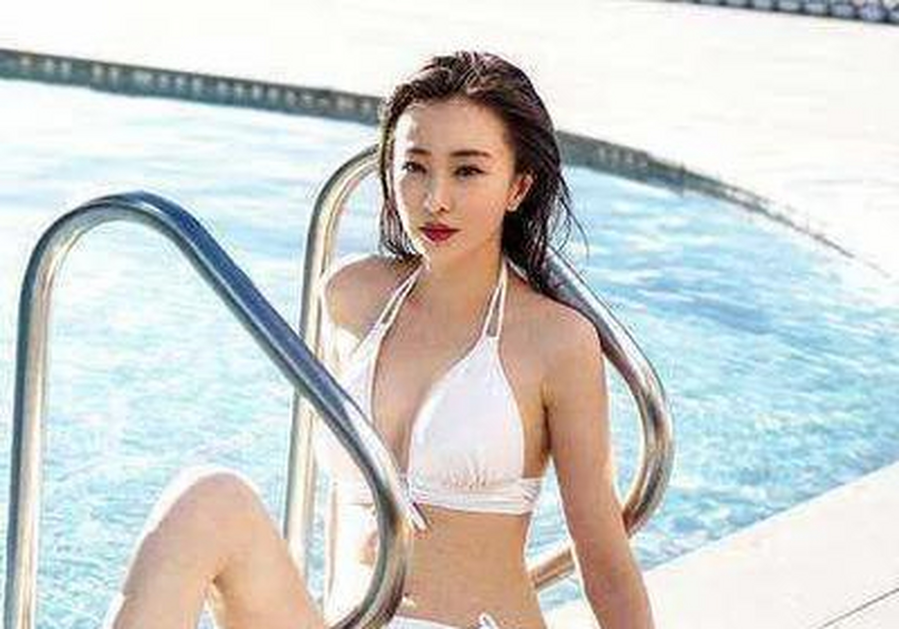 39岁林静穿比基尼秀性感曲线,不愧是空姐出身,一出镜身材"秒杀"一众