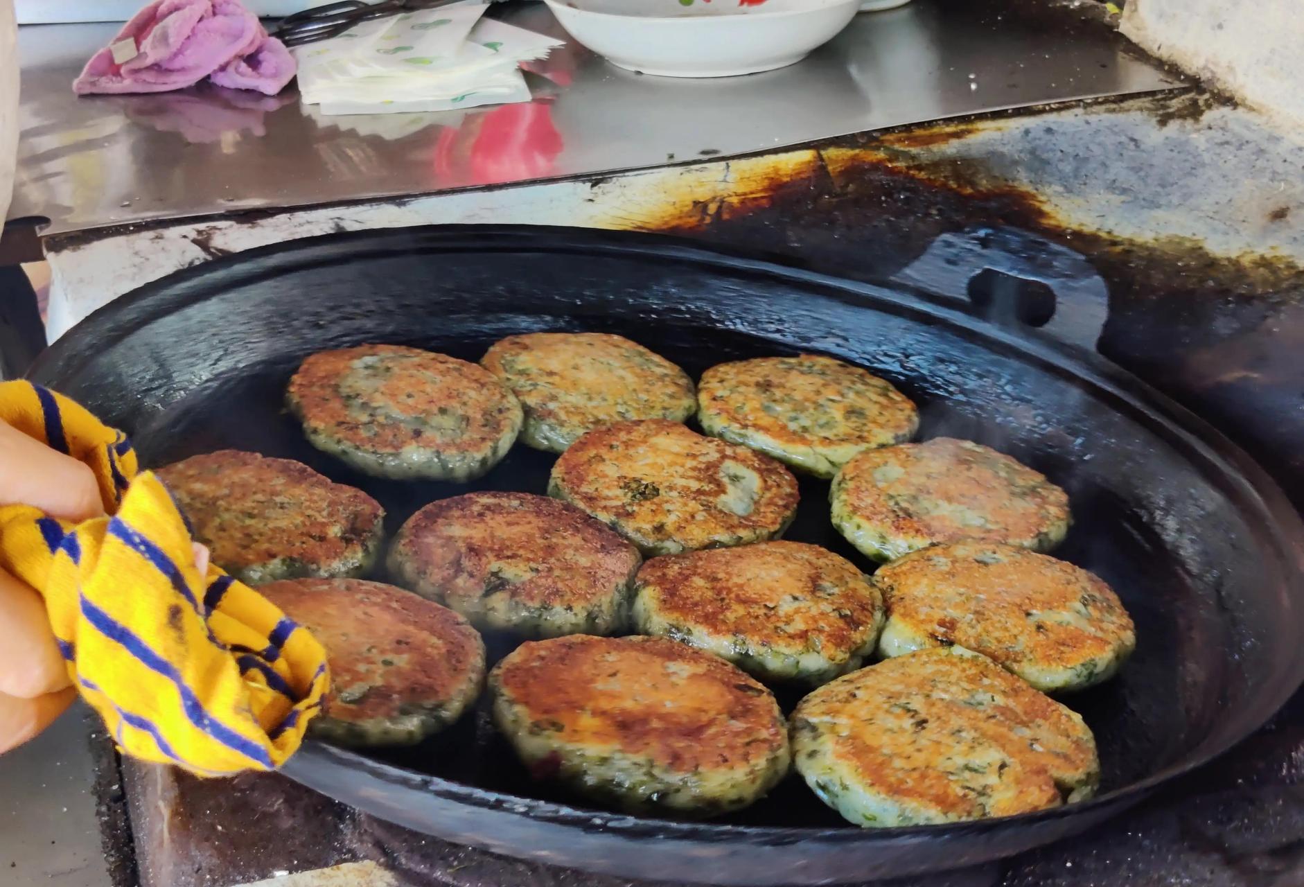 周末去太仓浏河古镇游玩儿,吃了草头饼,喝了桂花米酒,买了刀鱼馄饨