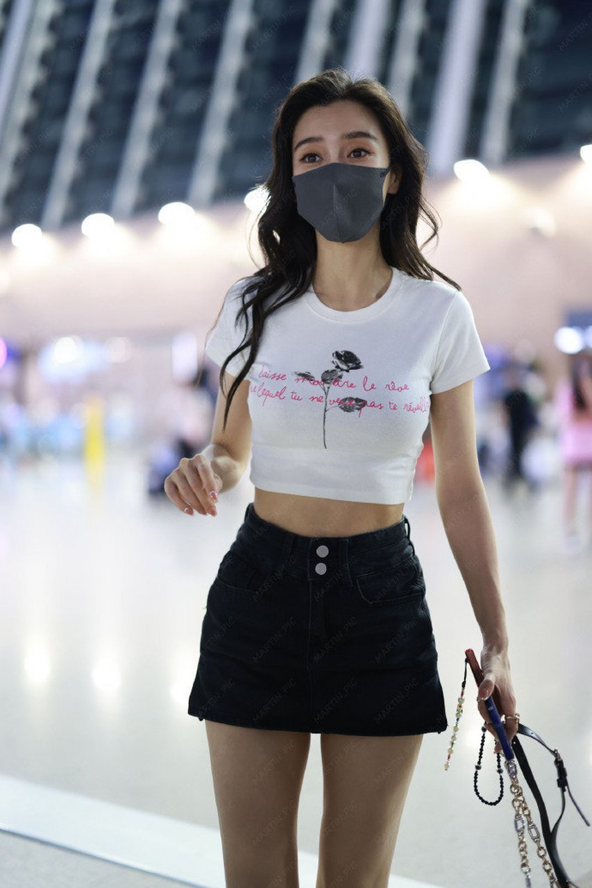 杨颖机场生图!前几张挺好,第5张咋拍的啊?都到肚子上了