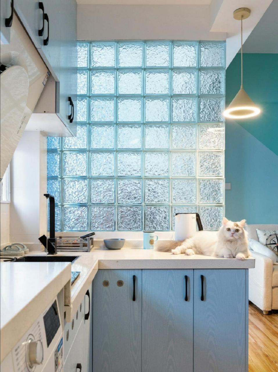 玻璃砖早在国外就风靡已久,是一种玻璃材质的饰面材料,是用透明玻璃制