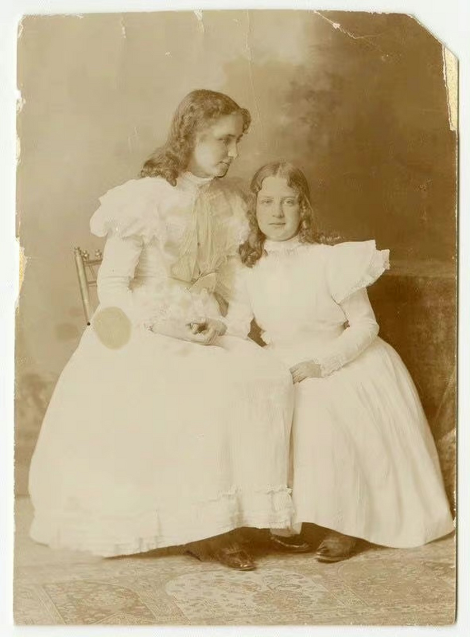 海伦·凯勒和妹妹米尔德雷德·凯勒(1886-1969),1898年.