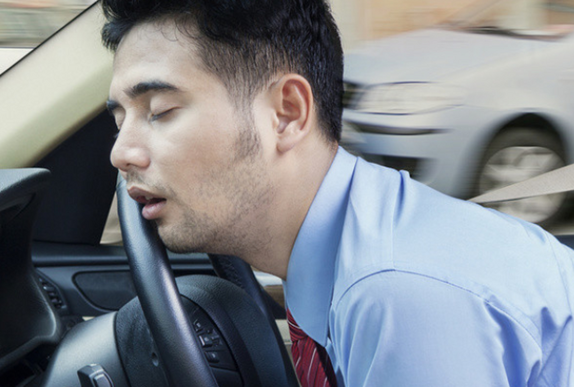 长途开车犯困?别"拧大腿了"!30年老司机教你1招,比喝红牛更管用