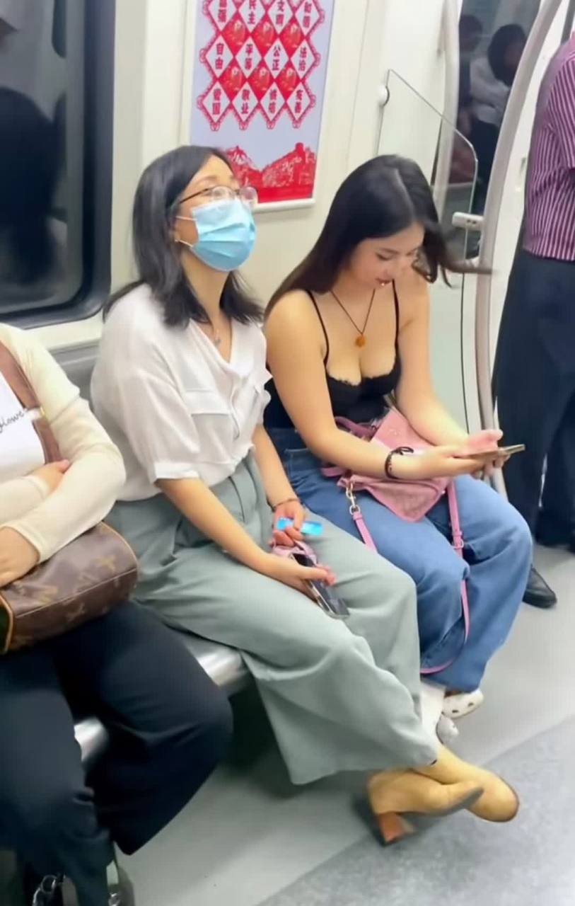 今天地铁好挤[大笑]