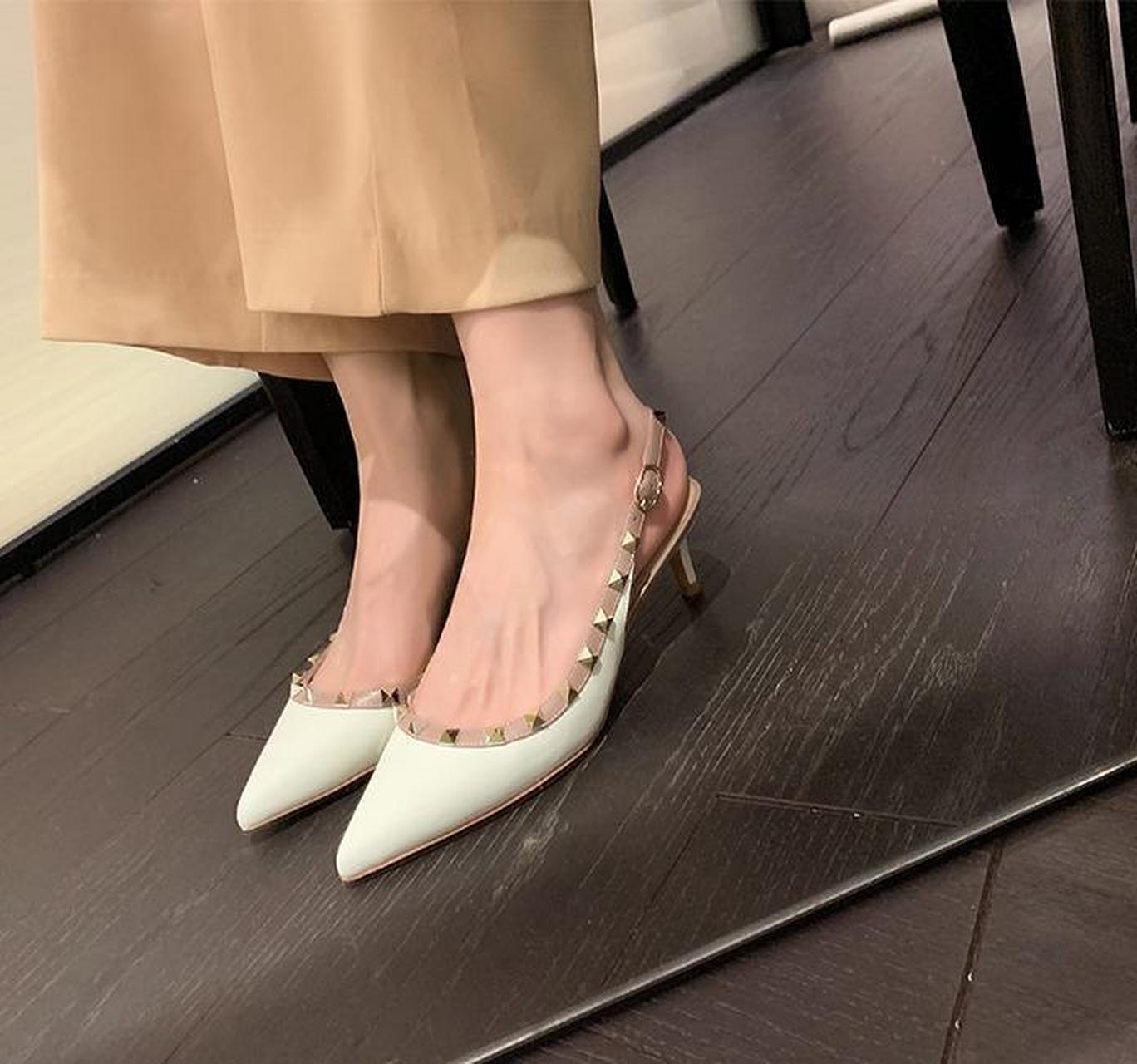优雅到ji致 尖头网纱铆钉后空高跟凉鞋女