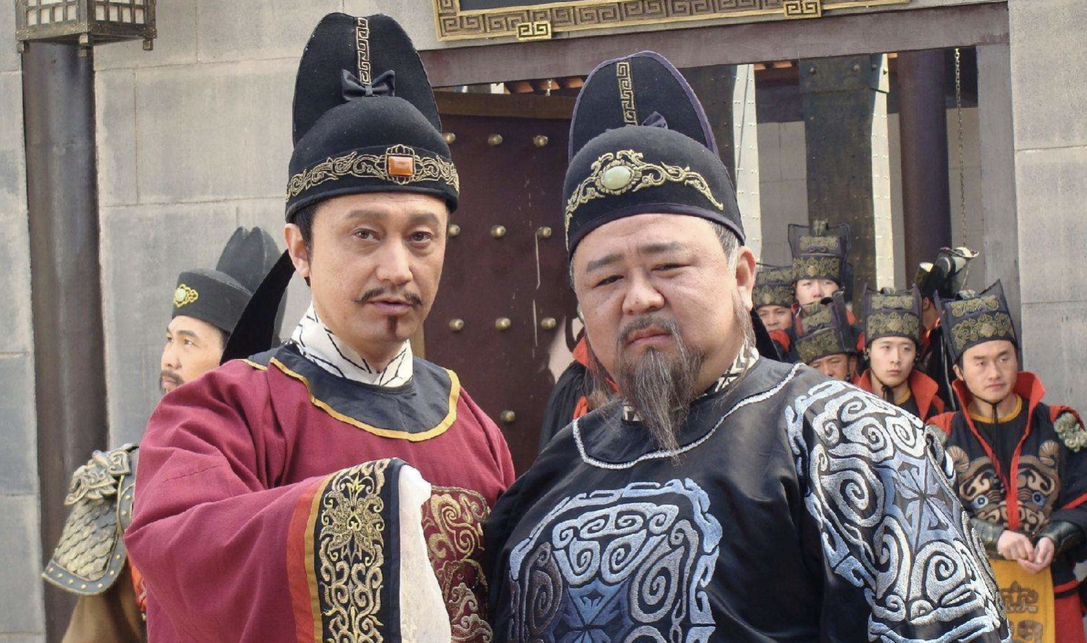 692年,62岁狄仁杰被监狱,来俊臣拿着盐水鞭给他用刑,狄仁杰却大喊:"我