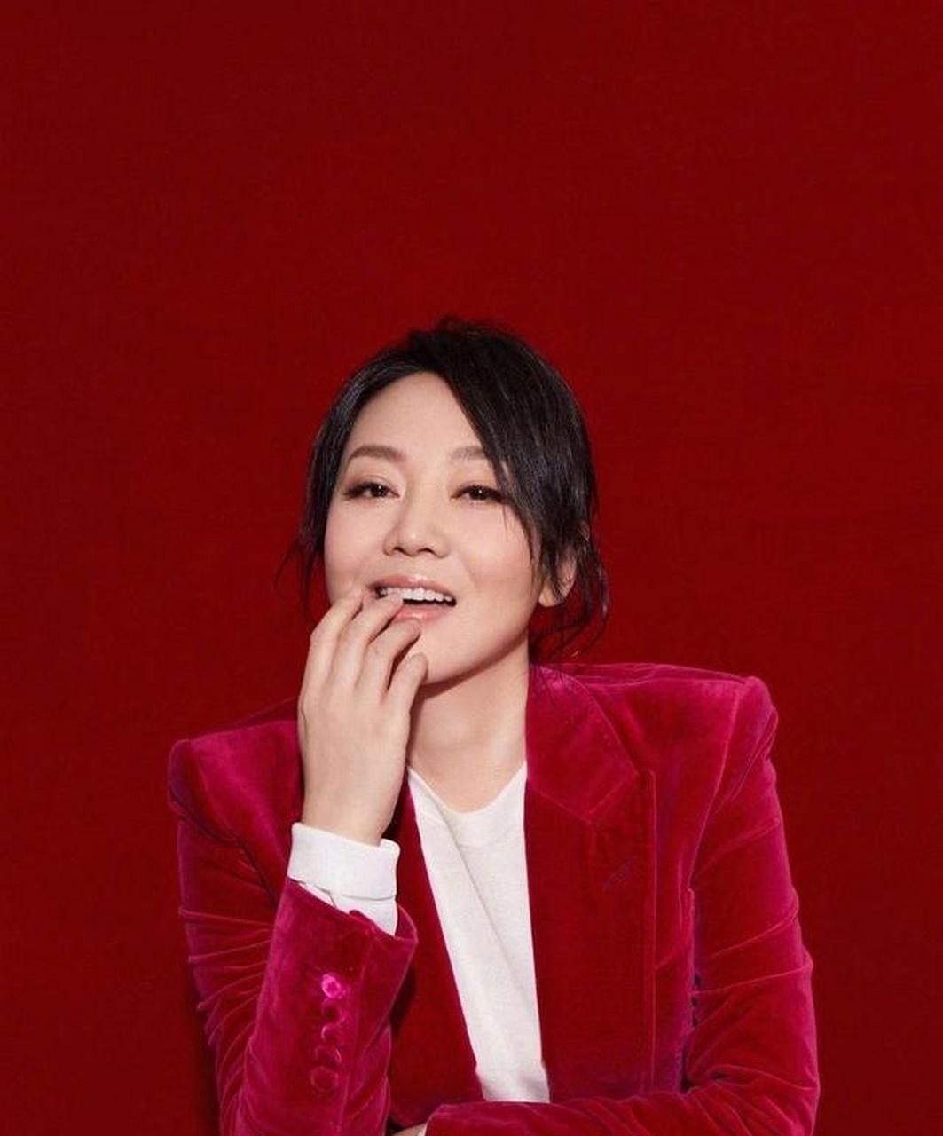 这部小品主要讲述的是孙涛饰演的洗车工,遇到了闫妮饰演的大老板,在