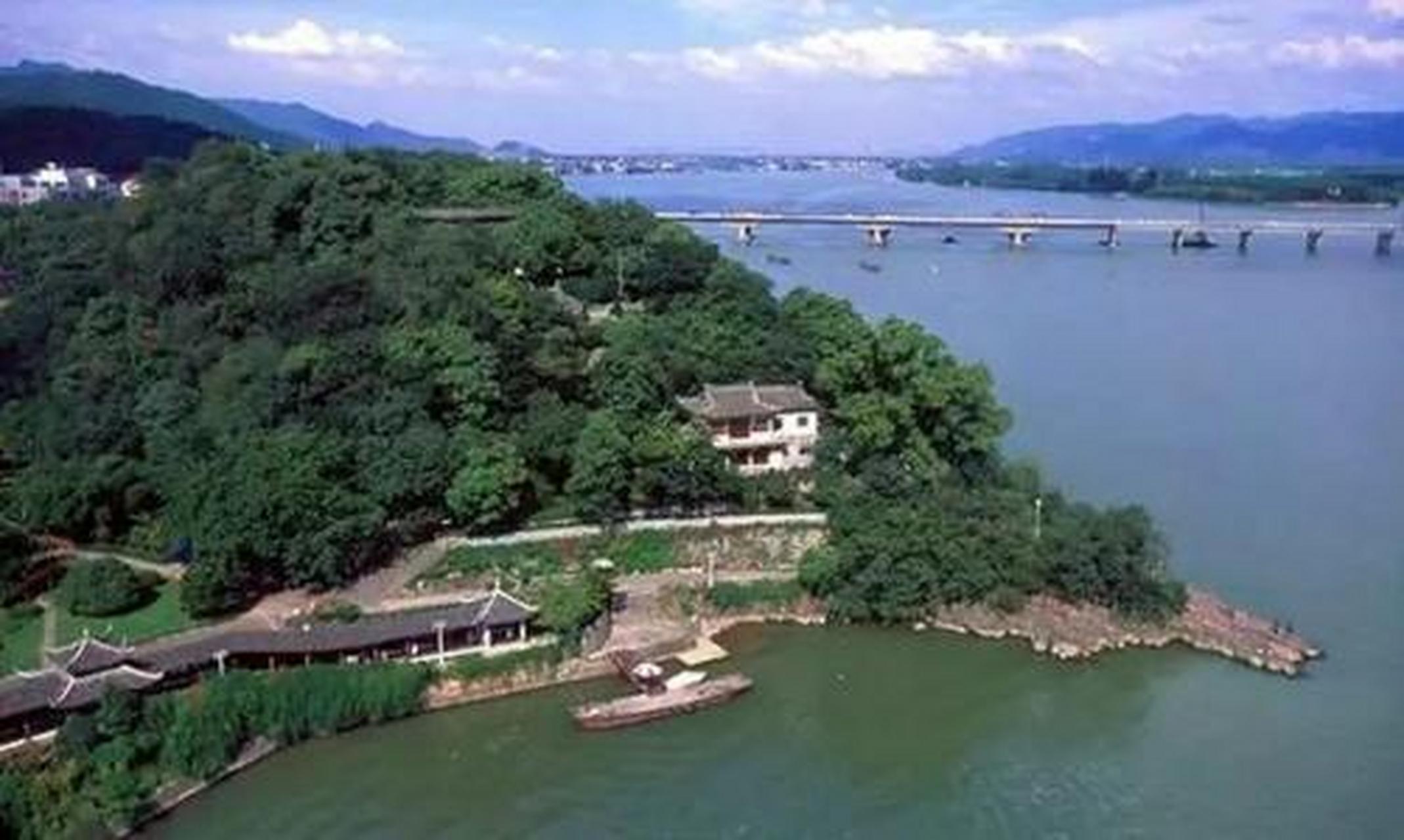 游记#鹳山坐落于富阳市城东的富春江畔,海拔42.9米,面积3.