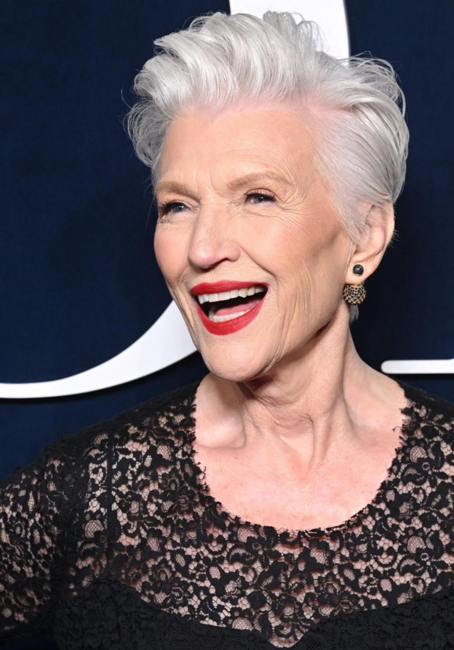 74岁的mayemusk出席3530363938363839秋冬女装大秀