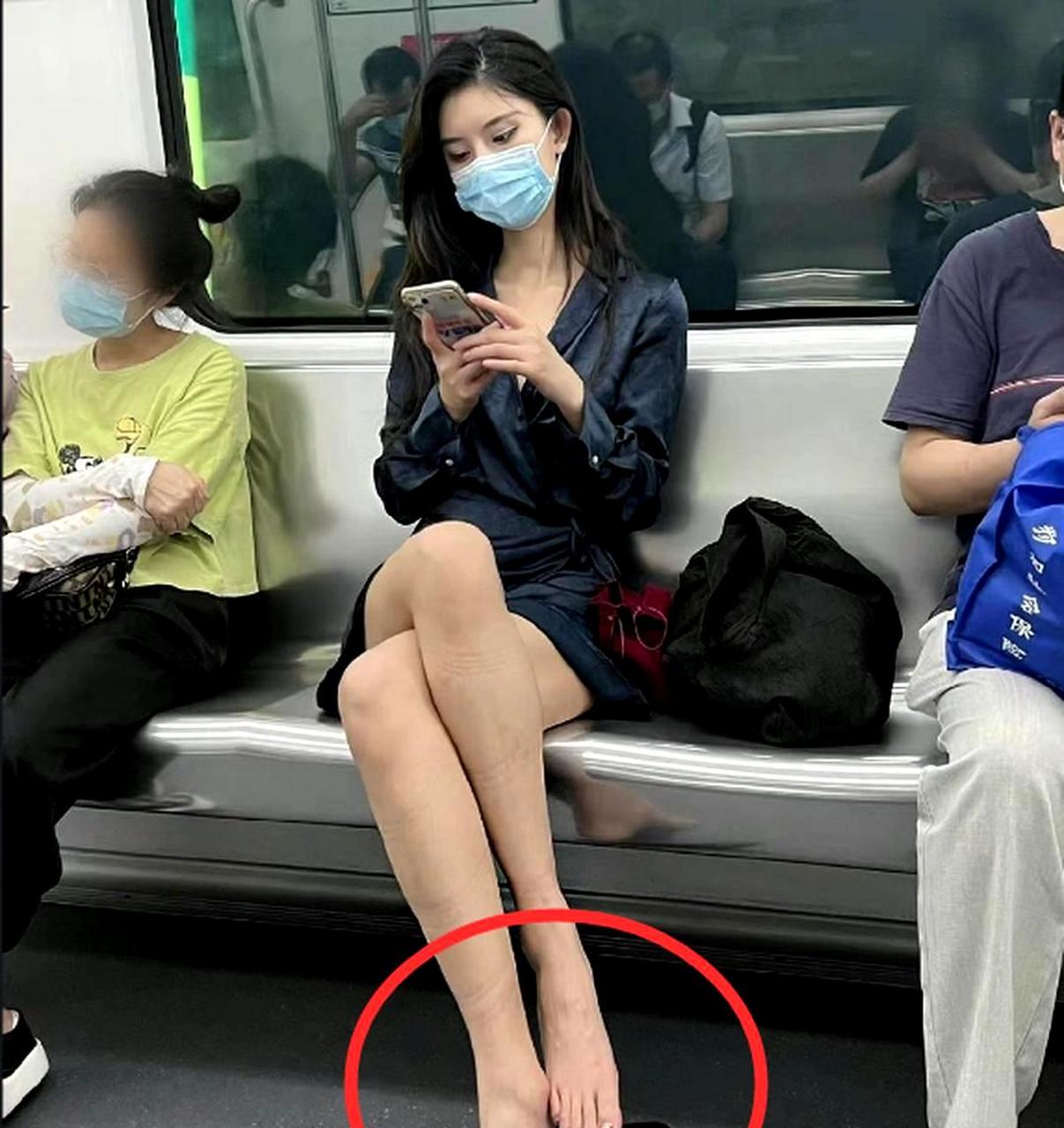 地铁上有一位美女脱下了鞋子被偷拍!