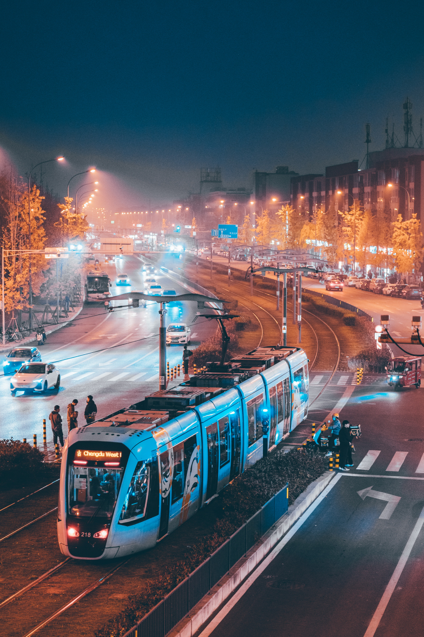 位于成都郫都区红光镇的轨道交通夜景,能清晰的看见道路两旁的银杏在