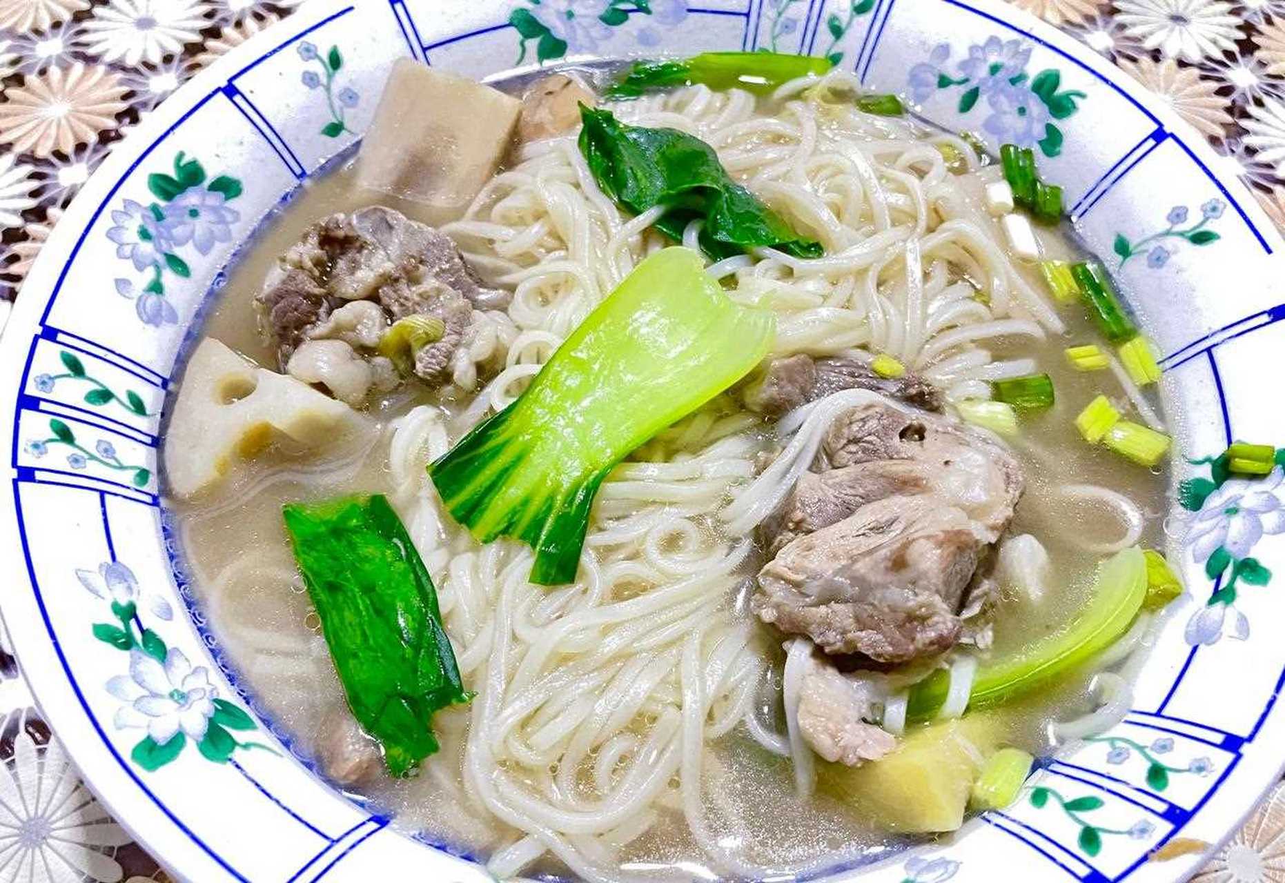 炖的排骨汤没有喝完,正好煮了清汤排骨面,味道居然意外的不错.