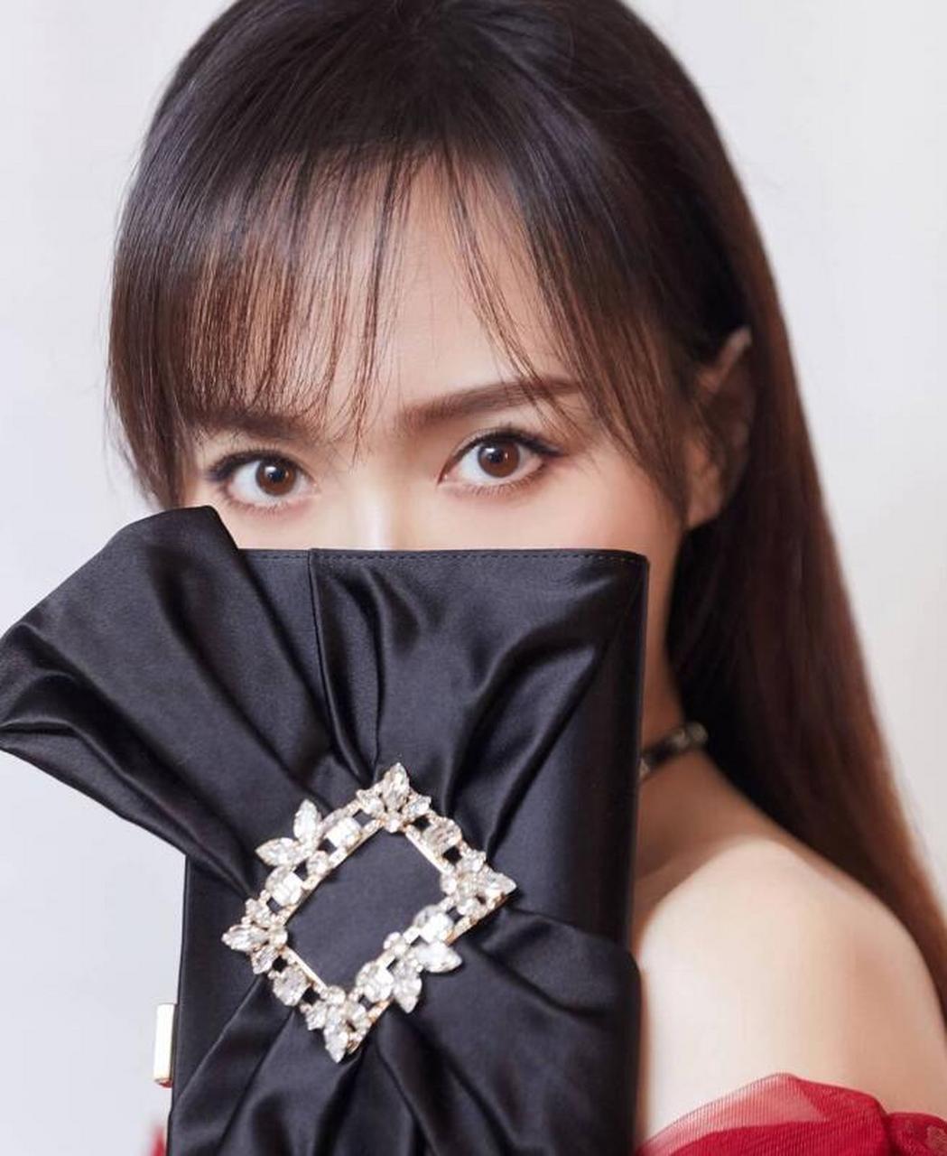 妩媚优雅,时尚靓丽的#唐嫣# 一袭红色深v溜肩包臀裙,搭配黑色长筒靴