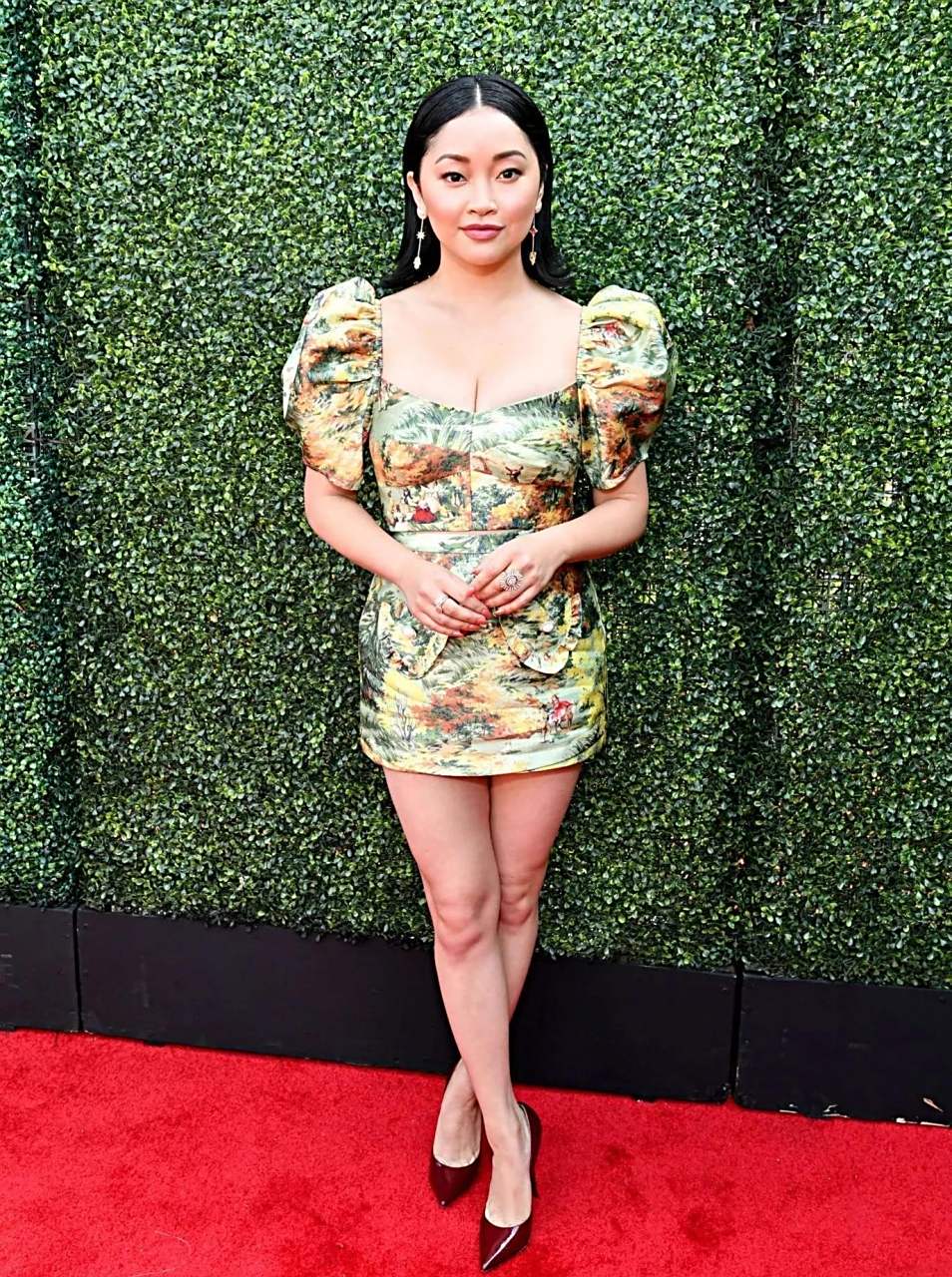 领动计划# 越南裔美国性感女神拉娜·孔多尔一身包臀裙套装亮相红毯