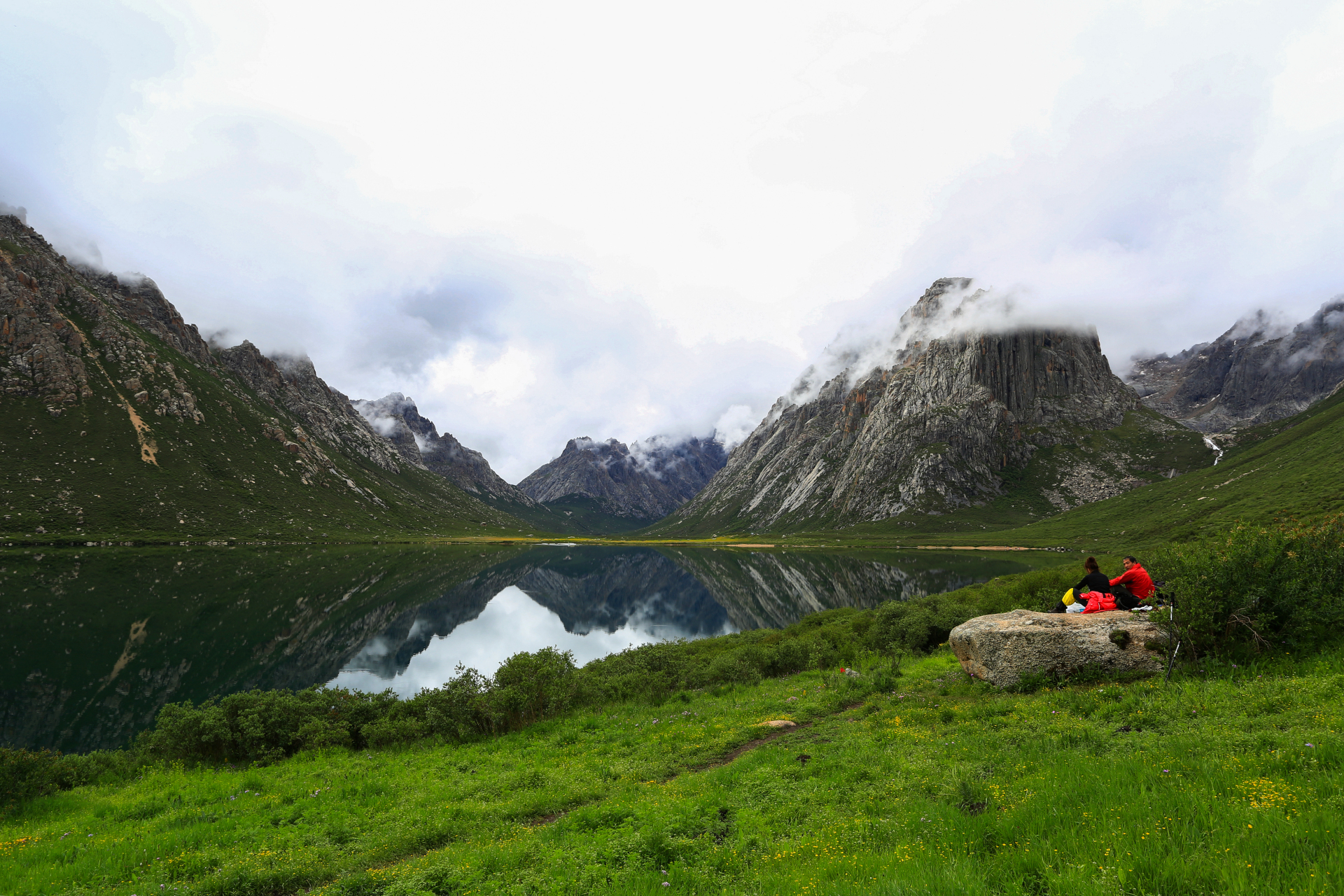 仙女湖畔:年保玉则仙女湖畔,绿草茵茵,湖水碧绿,湖光山色,天上人间