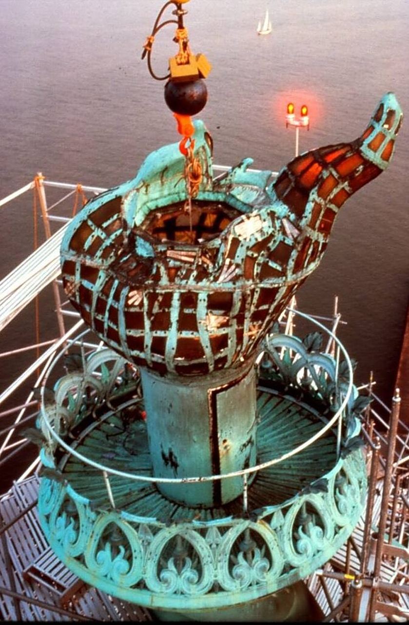 从火炬的阳台上可以看到自由女神像的一个罕见角度.