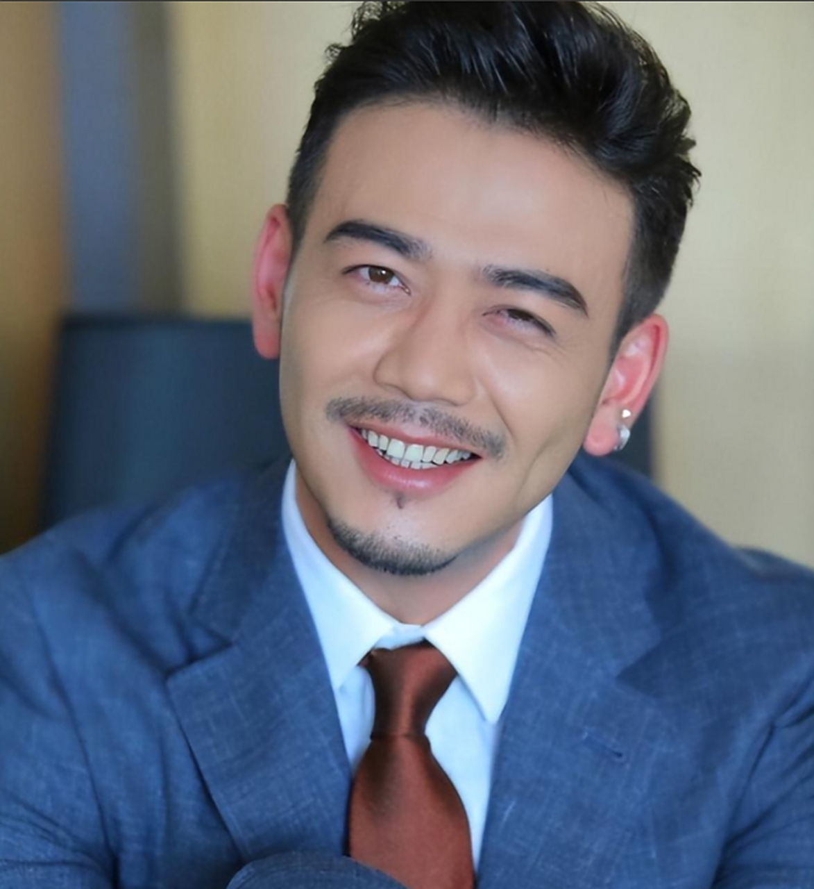 2019年,正是演员杨烁事业巅峰之时,他携一家人参加热点综艺《婆婆和