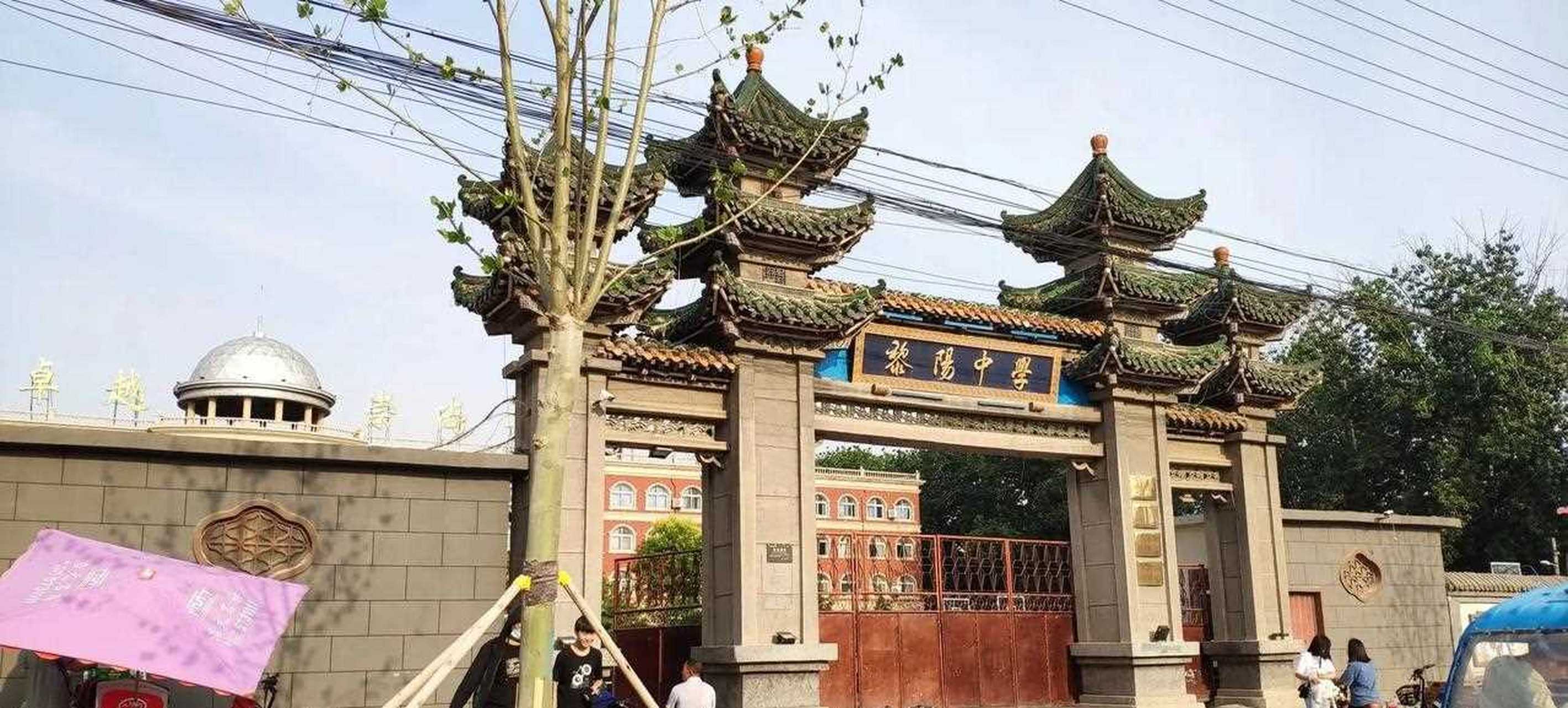 今天路过老浚县一中(现为黎阳中学),看着老的校门,新的招牌,心中有种